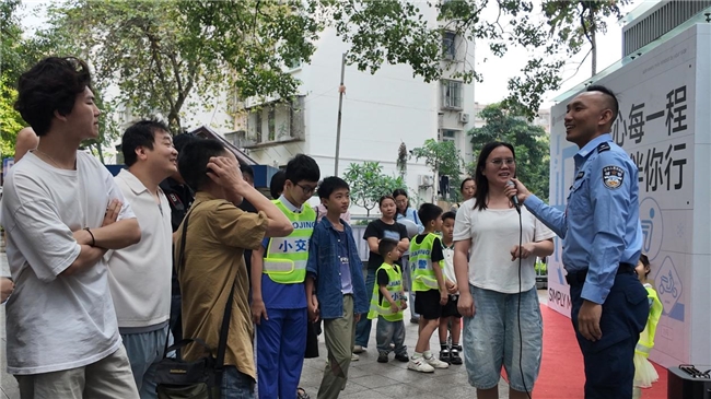 九号电动车携手深圳市蛇口街道办 把电动车安全课堂开进小区广场