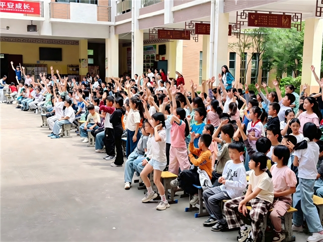 九号电动车走进江西龙南市龙翔学校捐赠头盔 警企校共同守护学生出行安全