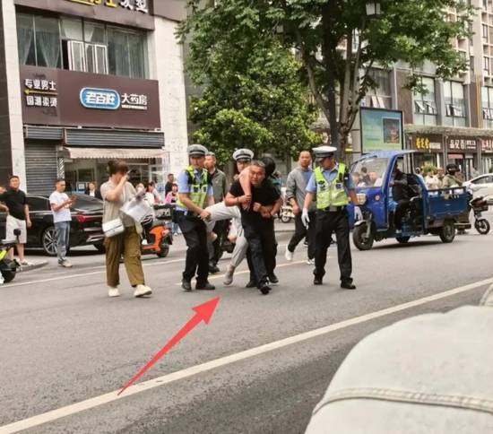 高考生吓到双腿发软被众人架进考场 网友吐槽：进去了笔都拿不稳